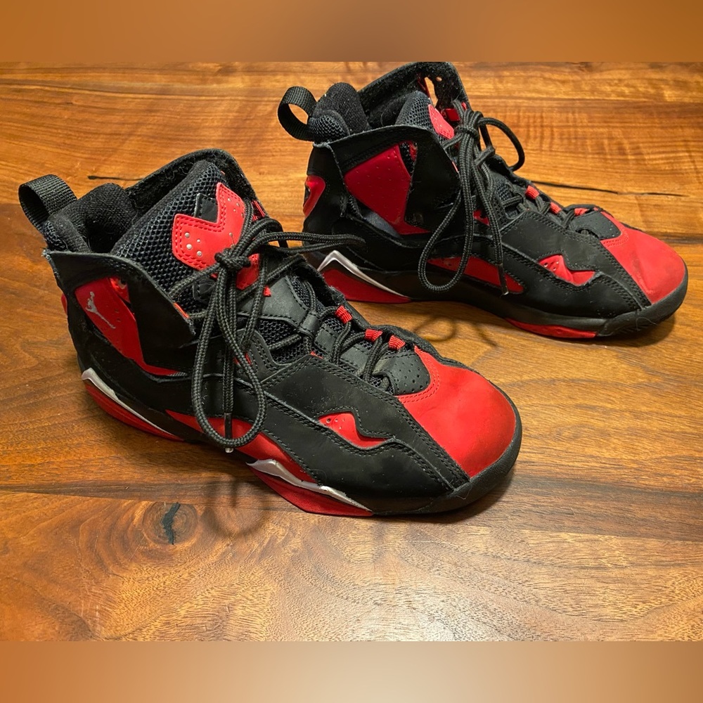 Gently used Nike Jordans, size 5Y (Euro 37.5)